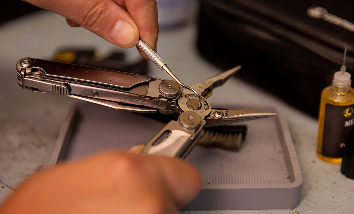 Translation missing: en.Cleaning a Leatherman Wave with the cleaning Pick