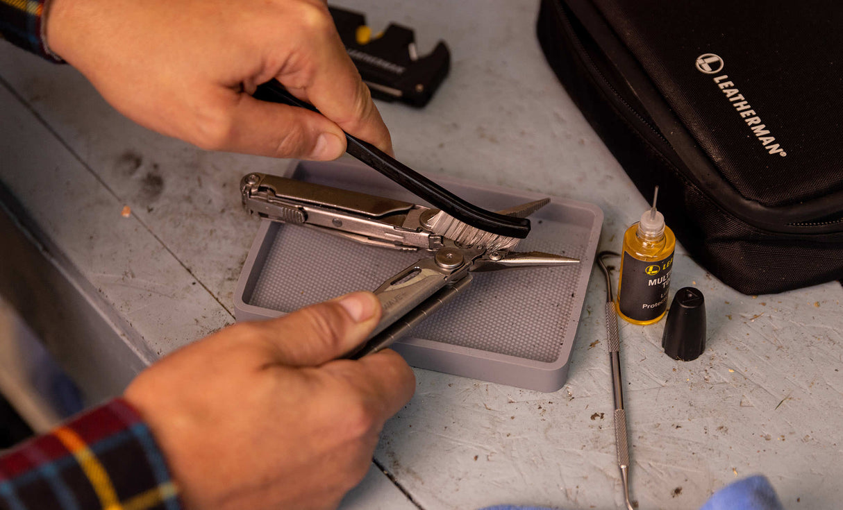 Translation missing: en.Cleaning a Leatherman with the Cleaning Brush